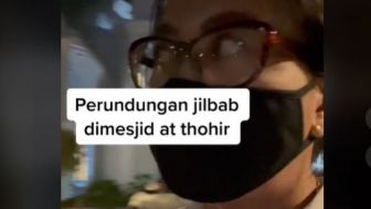 Viral! Wanita Mengaku Tak Boleh Salat di Masjid Milik Erick Thohir karena Nggak Pakai Jilbab