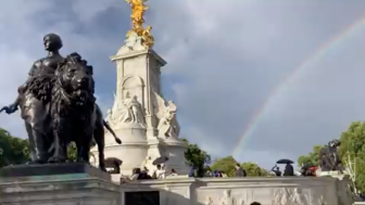 Pengumuman Meninggalnya Ratu Elizabeth II Dihiasi dengan Pelangi di Istana Buckingham