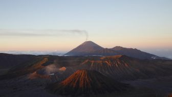 Ramai Turis Asing Kencing Sembarangan di Bromo, Ini 5 Larangan saat Berada di Gunung