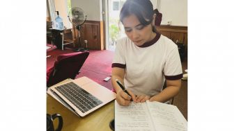 Meski Sibuk Syuting, Prilly Latuconsina Bakal Mengajar di UGM sebagai Dosen Praktisi