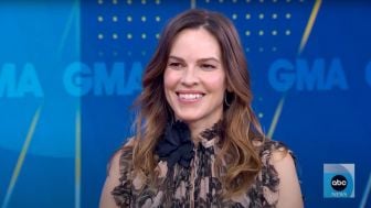 Di Usia 48 Tahun, Aktris Hilary Swank Umumkan Hamil Anak Kembar