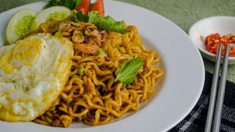 Ramai di Twitter Resep Indomie Seenak Warmindo, Ternyata Air Rebusan Ditambah Ini