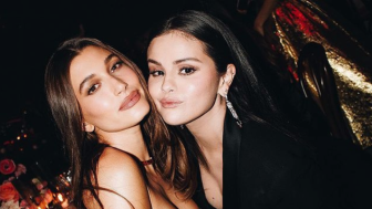 Kerap Diisukan Tak Akur, Ini Momen Manis Selena Gomez dan Hailey Bieber Foto Bareng