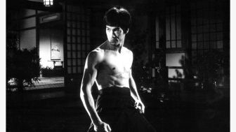 Kebanyakan Minum Air Jadi Penyebab Kematian Bruce Lee?