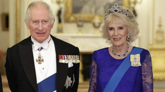 Penampilan Anggun Camilla saat Pakai Mahkota Safir Milik Ratu Elizabeth II