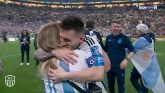 Ketika Sang Ibu Berlari ke Lapangan untuk Peluk Lionel Messi Usai Argentina Menang