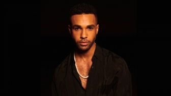 Aktor Pemeran "Emily in Paris" Lucien Laviscount Bakal Jadi James Bond Berikutnya?