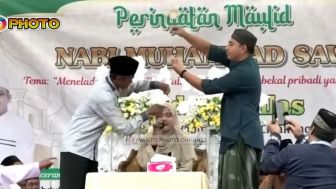 Viral Ustadzah Disawer Saat Tilawatil Quran, Picu Kritikan dari Warganet