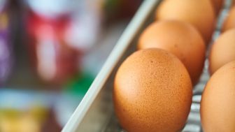 Cara Menyimpan Telur yang Benar, Jangan Taruh di Pintu Kulkas?