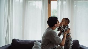 Lebaran Kumpul Keluarga, Begini Cara Menolak Orang yang Ingin Mencium Bayi Kita