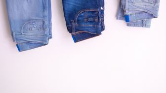 Ditinjau dari Kesehatan, Pakaian Berbahan Jeans Nggak Cocok untuk Musim Panas?