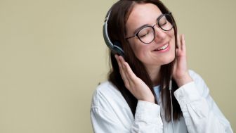 Tak Hanya Menyenangkan, Berikut Manfaat Mendengarkan Musik untuk Kesehatan