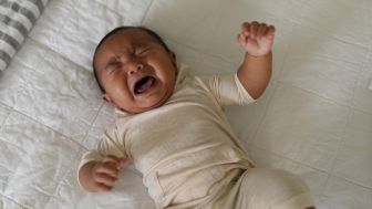 Kembali Terjadi Tradisi Mengagetkan Bayi, Kenapa Sih Bayi Sering Kagetan?