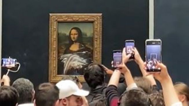 Lukisan Legendaris Mona Lisa Dilempar Kue, Pelaku Menyamar Jadi Orang Tua