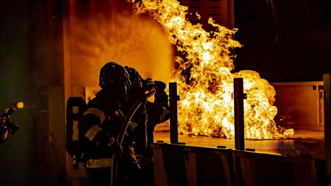 Petugas Damkar Serba Bisa, Mulai Kebakaran hingga Buka Gembok Cakram