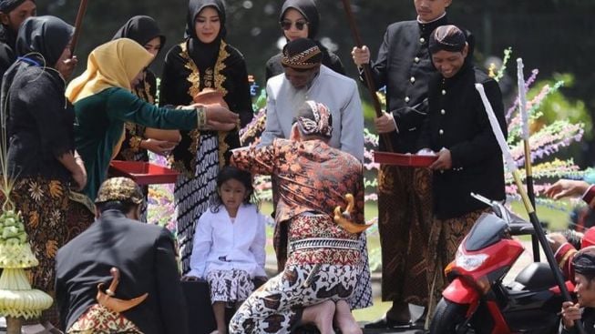 Tradisi Ruwatan Pemotongan Rambut Gimbal pada Anak-anak di Dataran Tinggi Dieng