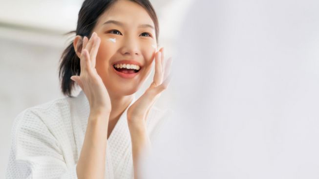 Rawat Kulit Wajah dengan Tepat, Ini 3 Basic Skincare Paling Penting!