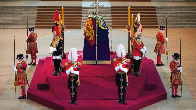 Seorang Pria Ditangkap karena Dekati Peti Jenazah Ratu Elizabeth II