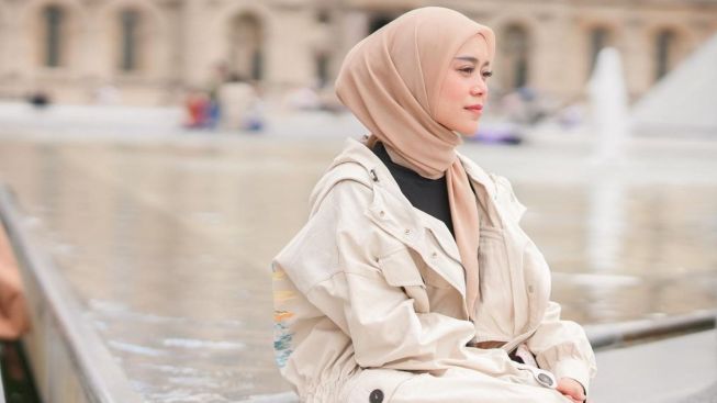 Lesti Kejora Umrah Bersama Keluarga, Ekspresinya Jadi Sorotan Warganet