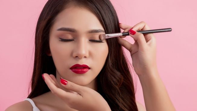 Suka Berdandan? Yuk Pahami Kandungan Berbahaya pada Kosmetik