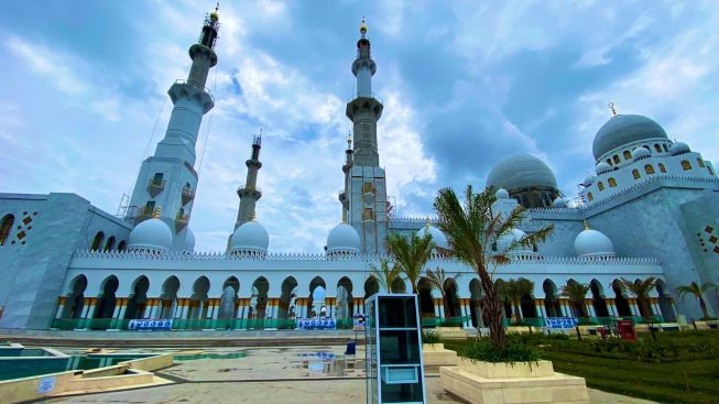 Kestimewaan Masjid Sheikh Zayed Solo yang Resmi Dibuka untuk Umum