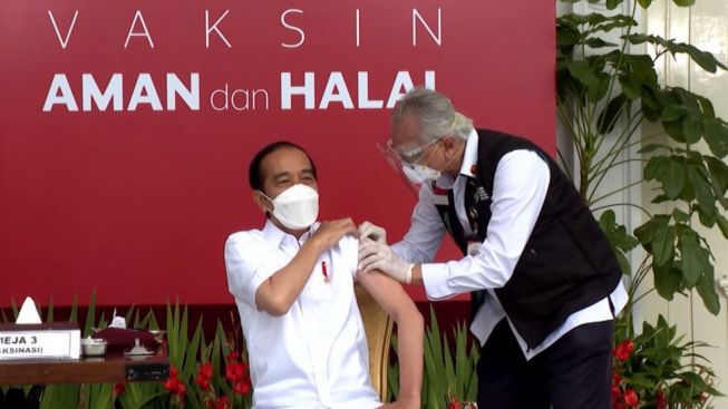 Jokowi Suntik Vaksin Keempat yang Berlaku Bagi Warga Berusia 60 Tahun ke Atas