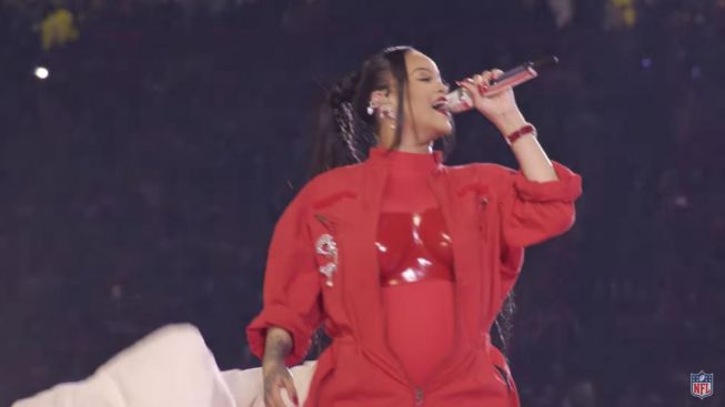 Tampil di Super Bowl 2023, Rihanna Tunjukkan Baby Bump Anak Kedua