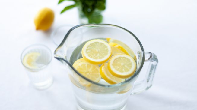 Hati-hati, Minum Air Lemon Tiap Hari Bisa Berdampak Buruk pada Tubuh