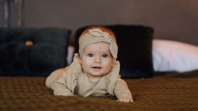 Tummy Time Sejak Lahir Penting untuk Perkembangan Bayi, Begini Caranya