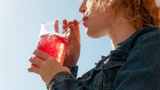 Bahaya Minum Es saat Cuaca Panas yang Sering Disepelekan