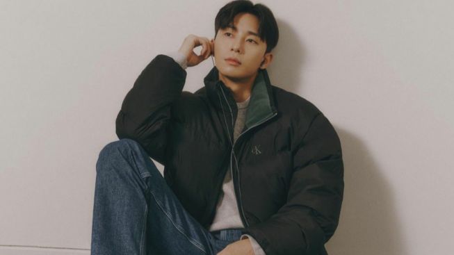 Dirumorkan Berpacaran dengan Park Seo Joon, Siapa Xooos?