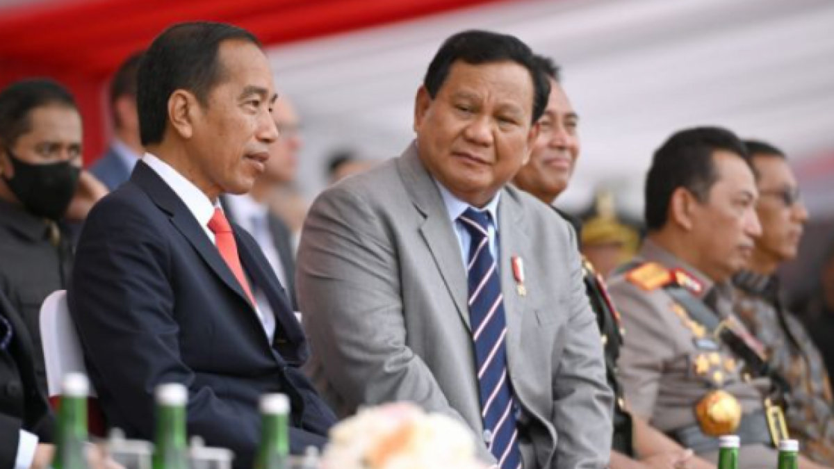 Presiden Joko Widodo atau Jokowi didampingi Menhan Prabowo Subianto meninjau pameran Indo Defence 2022 Expo & Forum di Jakarta International Expo pada Rabu (2/11/2022). [[Foto: Muchlis Jr - Biro Pers Sekretariat Presiden]]