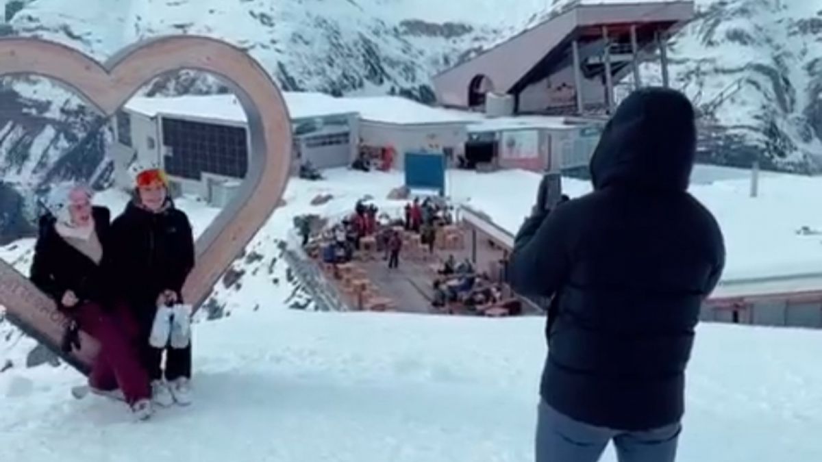 Kaesang Fotokan Wisatawan Swiss [[Instagram/@fraulila]]