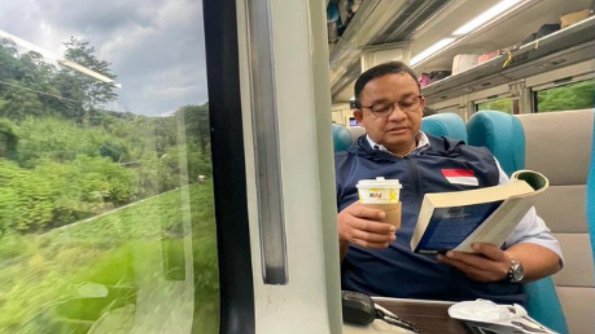 Anies Baswedan baca buku [Tangkapan layar Twitter]