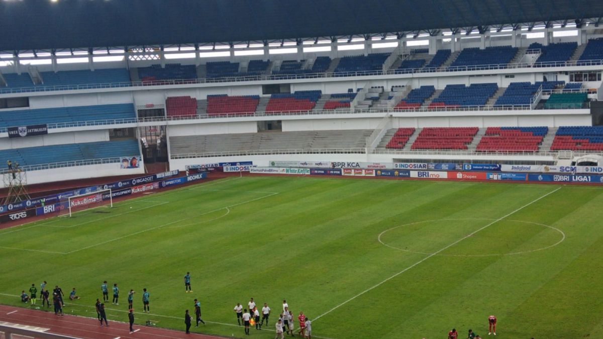 Suasana pertandingan PSIS vs Persis Solo di Stadion Jatidiri  Semarang, Jumat (17/2/2023). [[Suara.com/Romadhoni]]