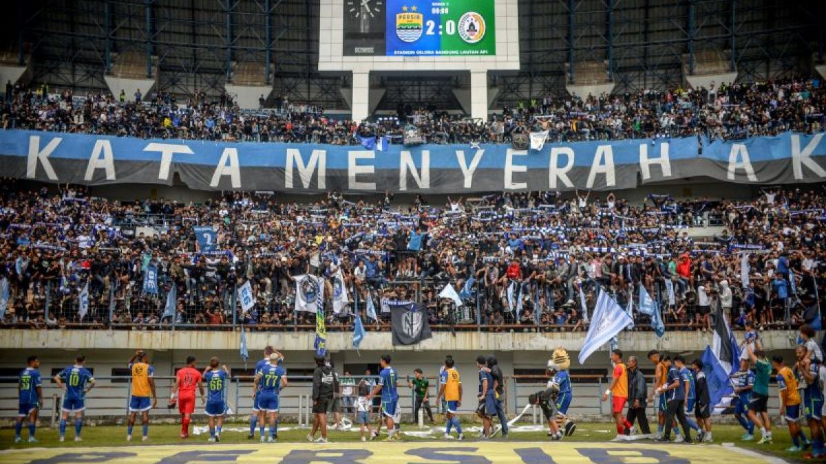 Sejumlah pesepakbola Persib Bandung menyapa bobotoh usai menjalani pertandingan lanjutan pada BRI Liga 1 melawan PSS Sleman di Stadion Gelora Bandung Lautan Api di Gedebage, Bandung. [ANTARA FOTO/Raisan Al Farisi/YU.]