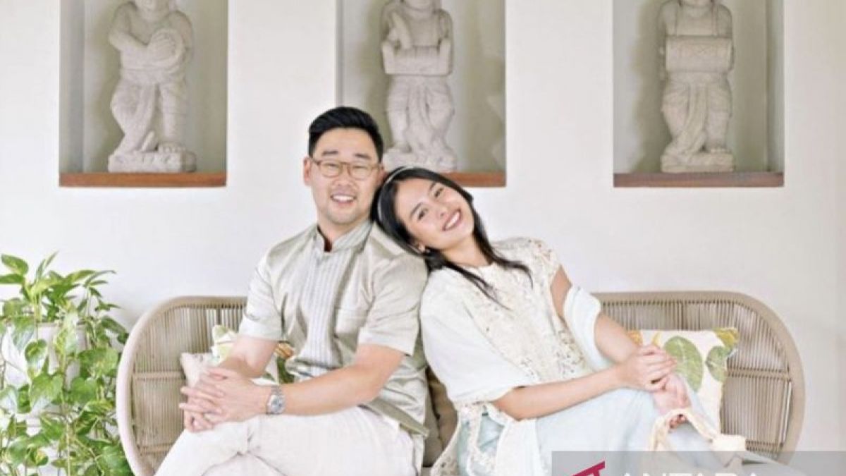 Maudy Ayunda dan suami, Jesse Choi saat momen Lebaran 2023 [[ANTARA]]