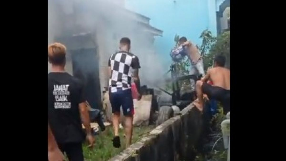 Pemain Borneo FC Diego Michiels terekam dalam sebuah video membantu warga memadamkan api yang membakar rumah penduduk. [[Twitter]]