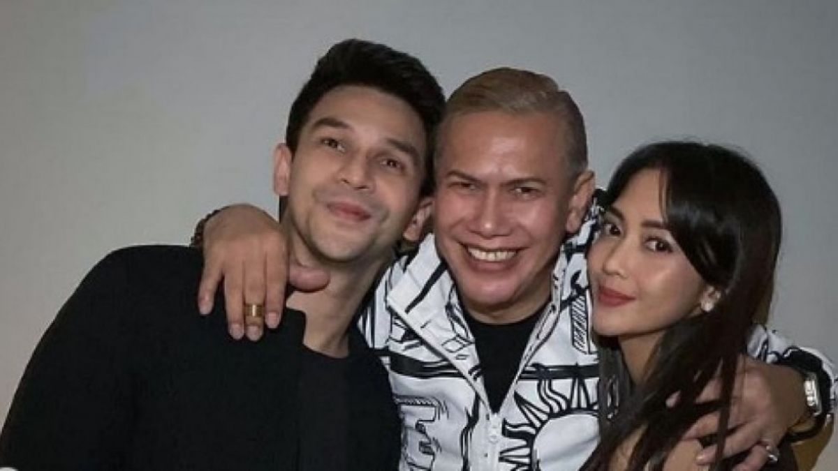 Benny Simanjuntak diapit oleh Jonathan Frizzy dan Ririn Dwi Ariyanti [Instagram] [Instagram]