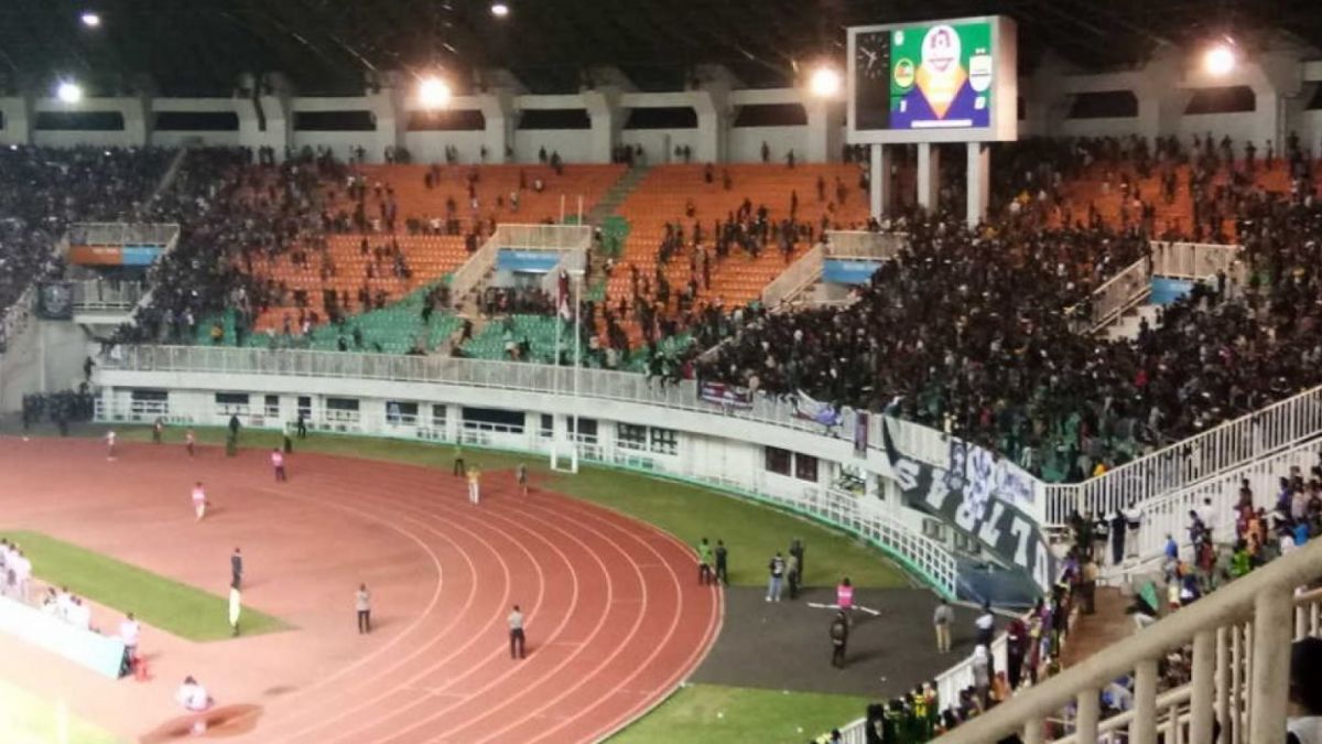 Suasana suporter di Stadion Pakansari Bogor [Suara.com/Adie Prasetyo]