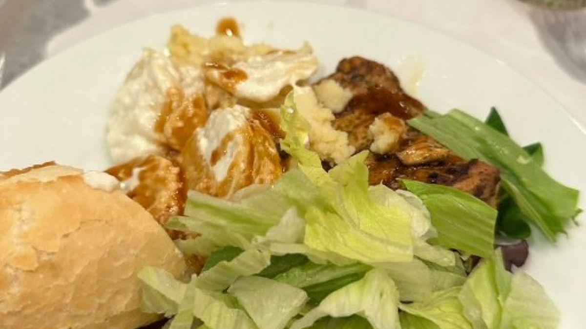 Menu makanan Marselino Ferdinan di klub Belgia. [Twitter/@marcengggg]