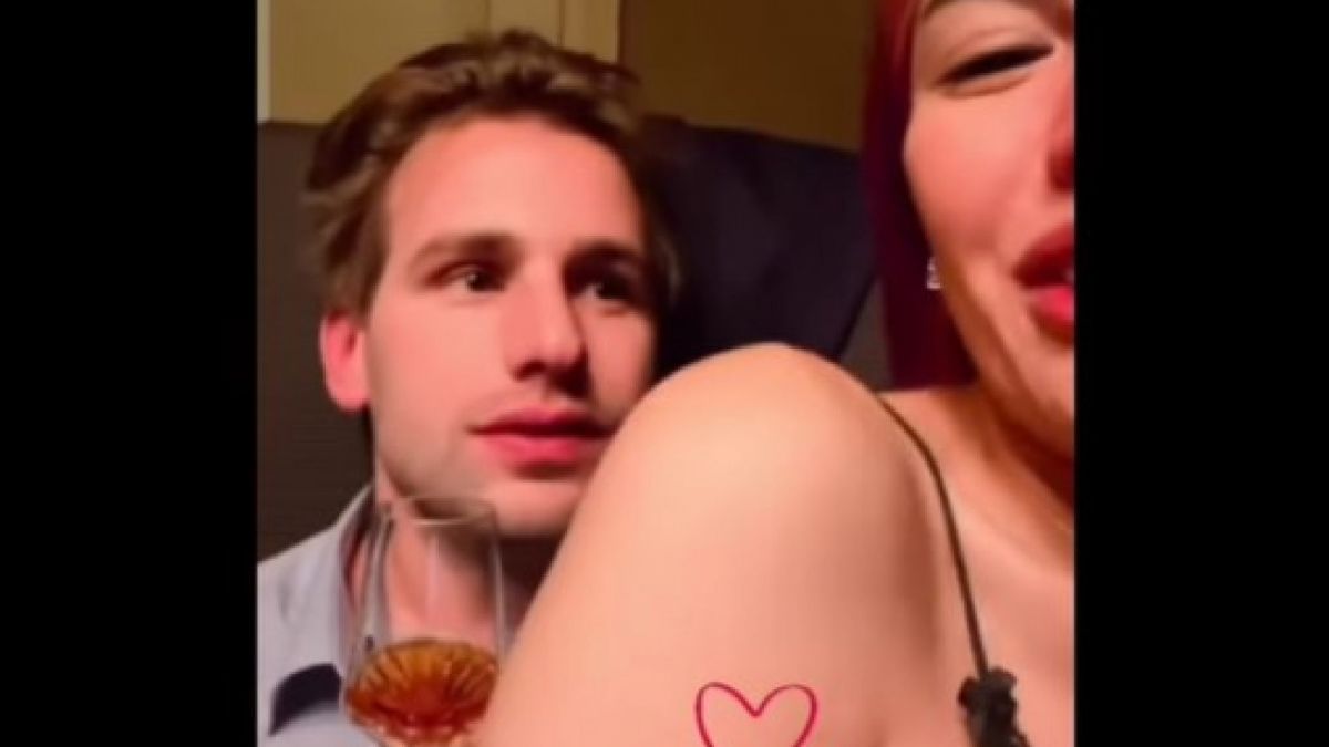 Nikita Mirzani sedang dipangku seorang bule [[Instagram]]