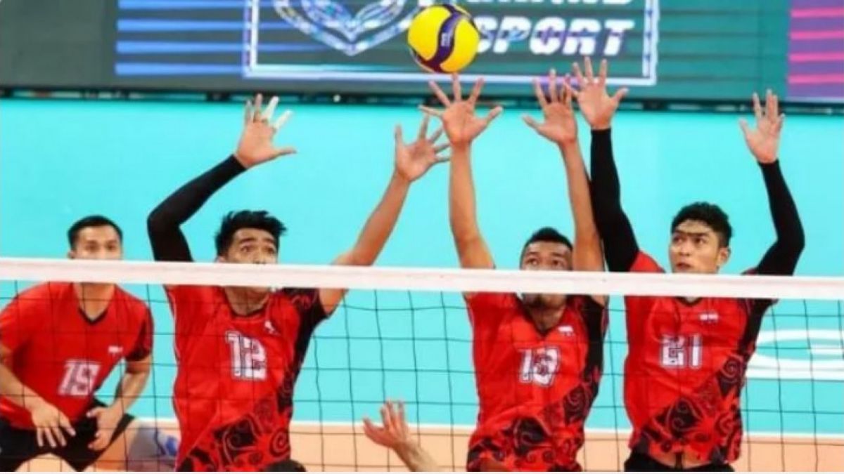 Timnas voli putra Indonesia mencoba memblok serangan pemain Bahrain pada AVC Challenge Cup 2023, Senin (10/7/2023). [Foto: Twitter/@AsianVolleyball]