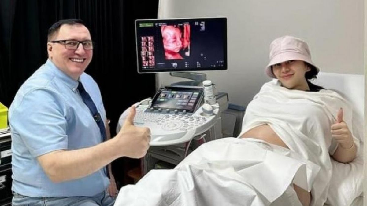 Denise menunjukkan hasil USG [(instagram)]