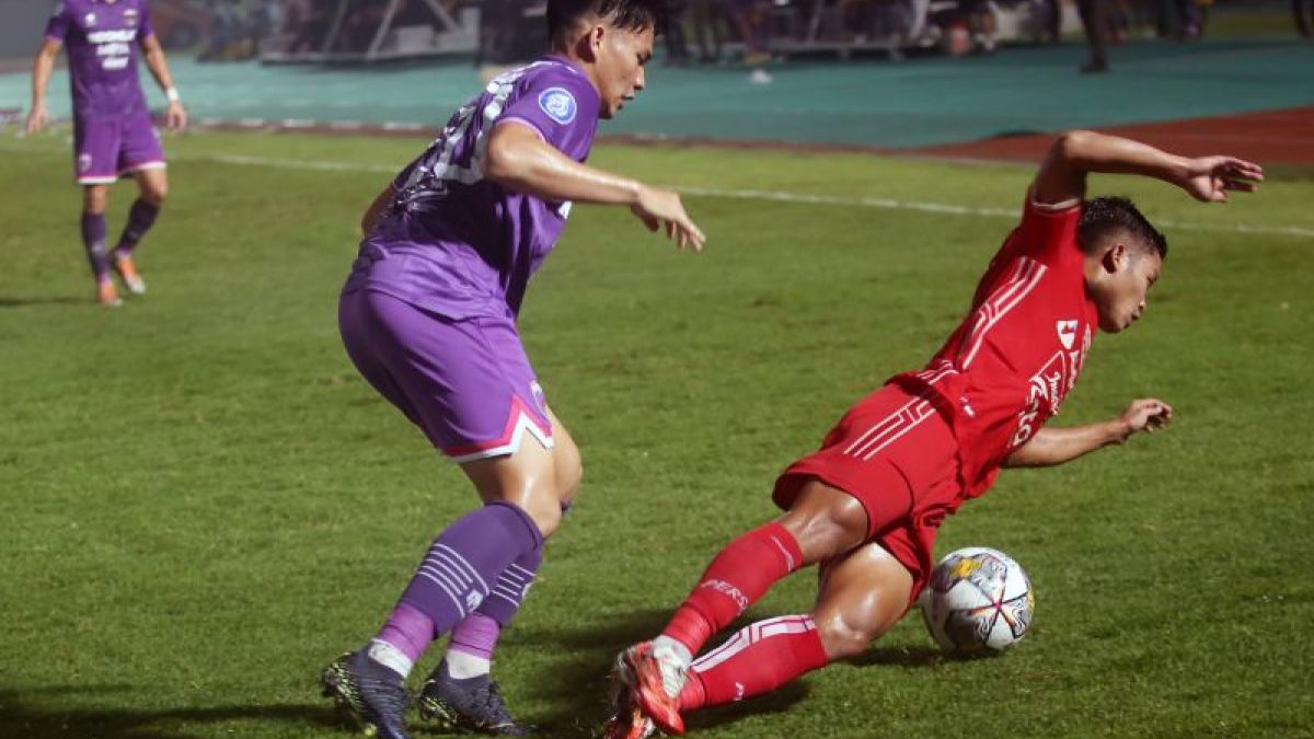 Persita Tangerang Wildan Ramdhani (kiri) berebut bola dengan pesepak bola Persija Jakarta Rio Fahmi (kanan) pada lanjutan BRI Liga 1 di Stadion Indomilk Arena, Tangerang, Banten, Selasa (28/3/2023) [[ANTARA]]