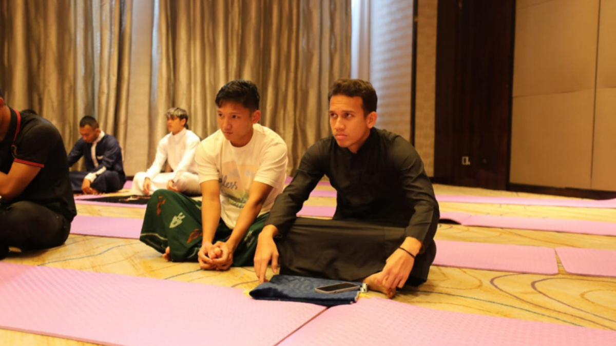 Egy Maulana Vikri juga mengenakan gamis warna hitam. [[Dok PSSI]]