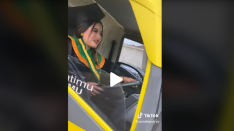 Mahasiswi di Malang Ini Datang Wisuda Bawa Truk ke Kampus