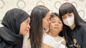 Sempat Kehilangan Adiknya Usai Gempa Cianjur, Dinar Candy Boyong Keluarganya ke Jakarta