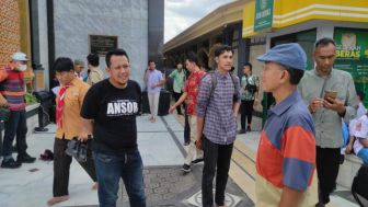 Puluhan Jamaah Salat Jumat di Kota Santri Jombang Pulang Nyeker, Sandalnya Dicuri Orang