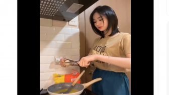 Gemesnya Lihat Cara Cewek Cantik Ini Pecahin Telur